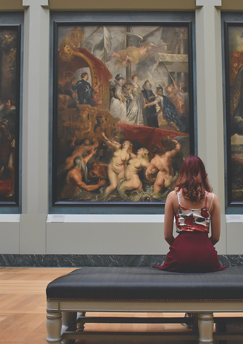Besucher in einem Museum